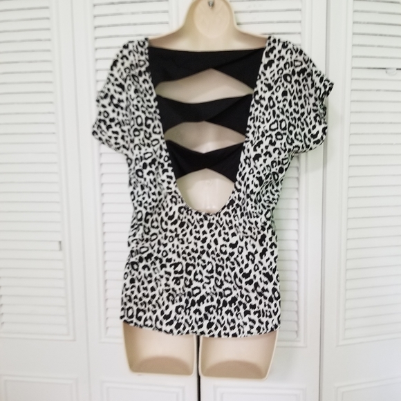 Lola's Collection Animal Print Top size Medium - Picture 2 of 9
